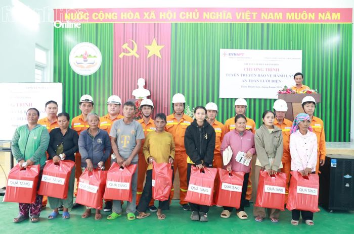 Nhân viên Truyền tải điện Khánh Hòa tặng quà cho người dân thôn Thịnh Sơn.
