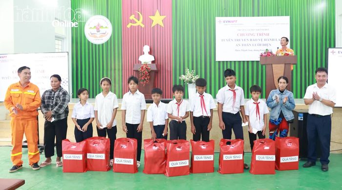 Lãnh đạo Truyền tải điện Khánh Hòa tặng quà cho các em học sinh.