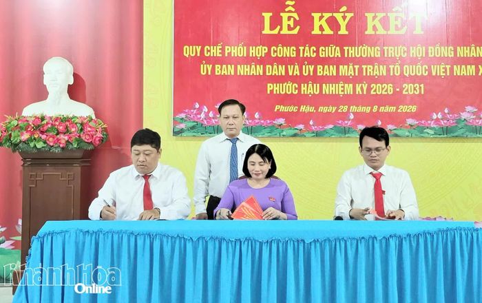 Thường trực Đảng ủy xã Phước Hậu chứng kiến các cơ quan ký kết quy chế phối hợp.