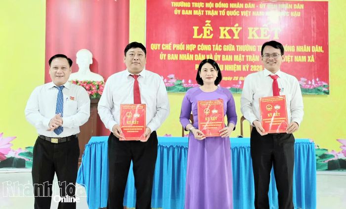 Thường trực Đảng ủy xã Phước Hậu chúc mừng các cơ quan ký kết quy chế phối hợp.