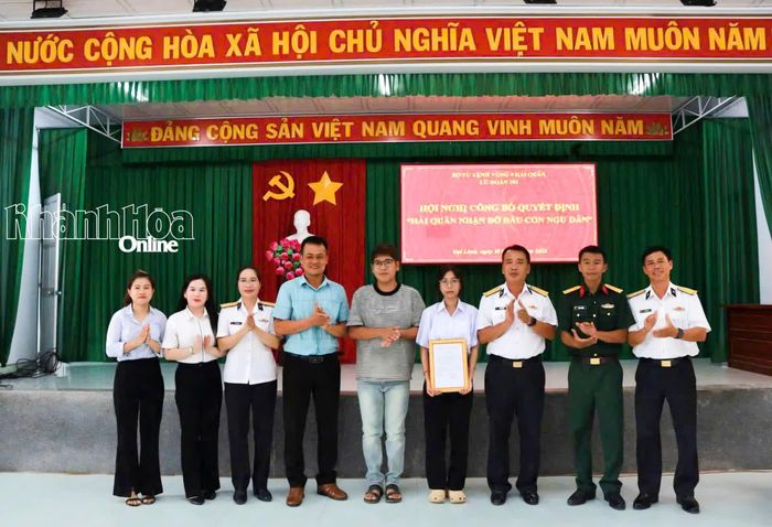 Lãnh đạo Lữ đoàn 101 và UBND xã Đại Lãnh trao quyết định nhận con đỡ đầu đối với cháu Nguyễn Thị Kim Huyền.