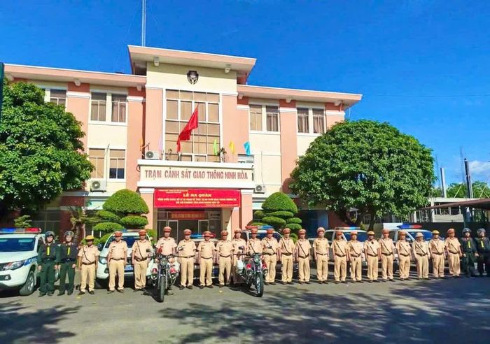 Trạm Cảnh sát giao thông Ninh Hòa tổ chức ra quân.