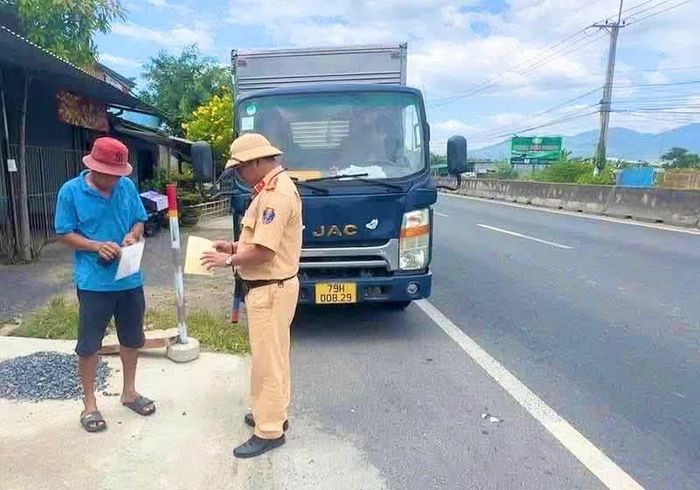 Lực lượng Cảnh sát giao thông kiểm tra một phương tiện lưu thông trên Quốc lộ 1 thuộc phường Bắc Cam Ranh.