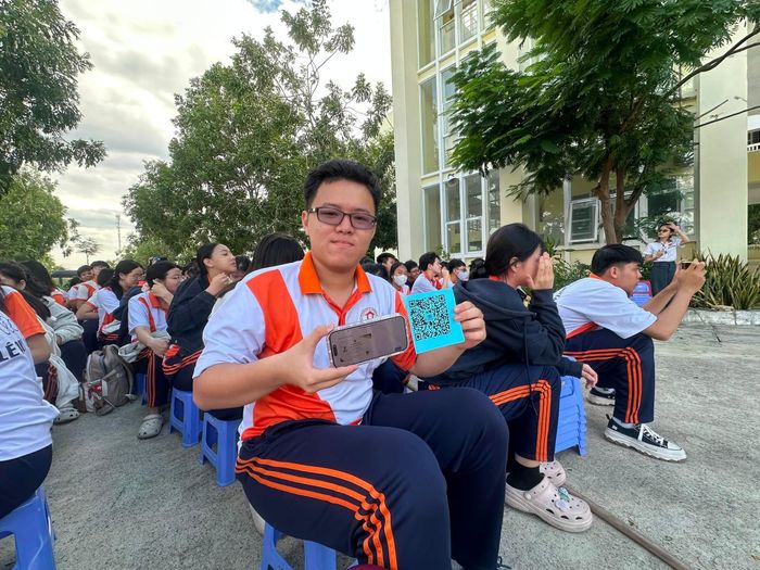 Học sinh quét mã QR để trả lời các câu hỏi