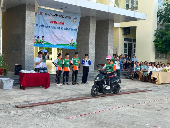 Học sinh được hướng dẫn kỹ năng lái xe an toàn