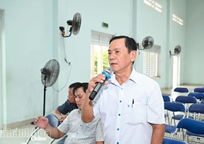 Một người dân phát biểu ý kiến.