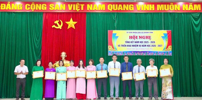 Lãnh đạo xã tặng giấy khen cho các cá nhân đạt thành tích xuất sắc trong năm học 2025 - 2026. Ảnh: PHÙNG QUỲNH.