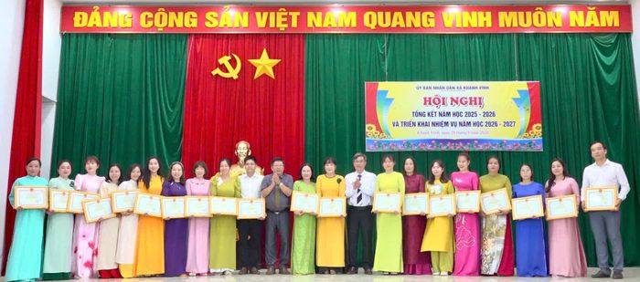 Lãnh đạo Đảng ủy, UBND xã trao giấy khen cho các cá nhân đạt danh hiệu “Chiến sĩ thi đua cơ sở”. Ảnh: PHÙNG QUỲNH.