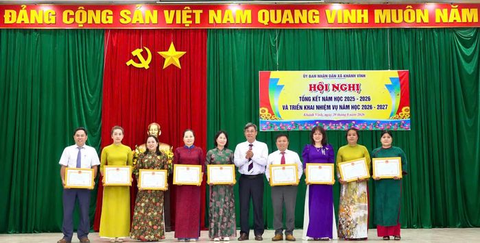Lãnh đạo xã tặng giấy khen cho các tập thể đạt thành tích xuất sắc trong năm học 2025 - 2026. Ảnh: PHÙNG QUỲNH.