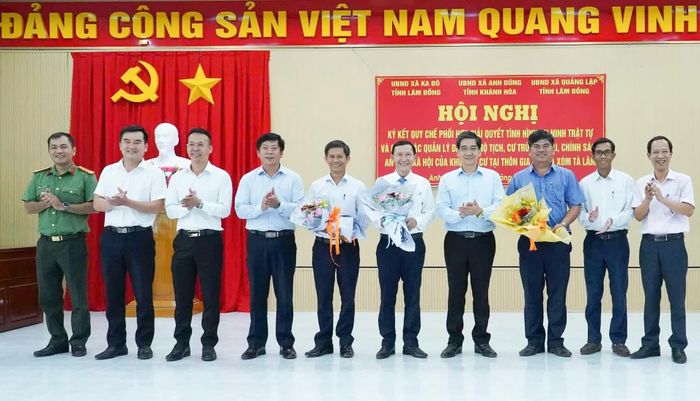 Lãnh đạo xã Anh Dũng tặng hoa chúc mừng 3 xã ký kết thành công.