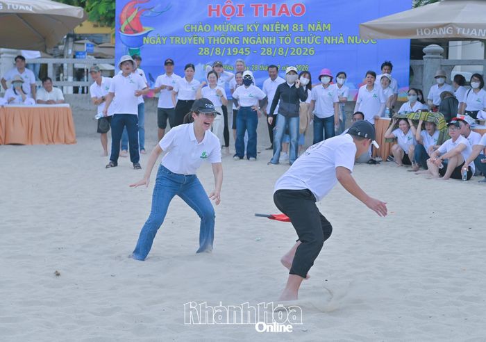 Thi đấu môn cướp cờ.