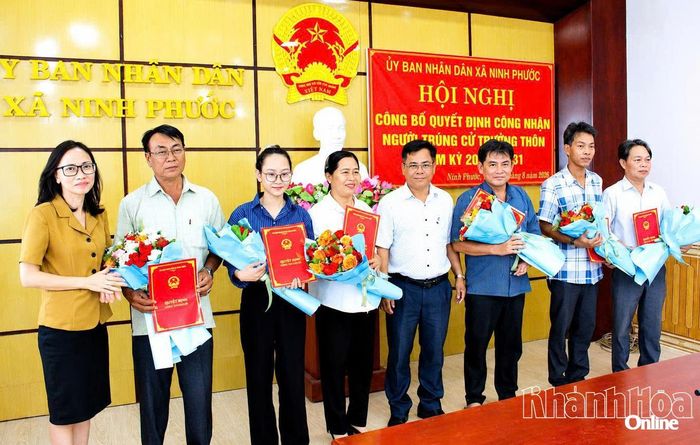 Lãnh đạo UBND xã Ninh Phước trao quyết định và tặng hoa chúc mừng các trưởng thôn.