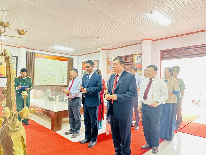 Các đại biểu dâng hương tại Nhà truyền thống lực lượng vũ trang Khánh Sơn.