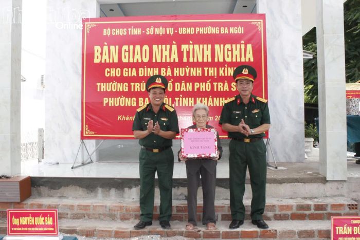 Lãnh đạo Ban Chỉ huy Quân sự phường Ba Ngòi tặng quà cho gia đình.