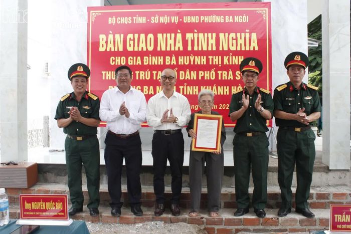 Đại diện Bộ Chỉ huy Quân sự tỉnh trao quyết định bàn giao nhà cho gia đình.