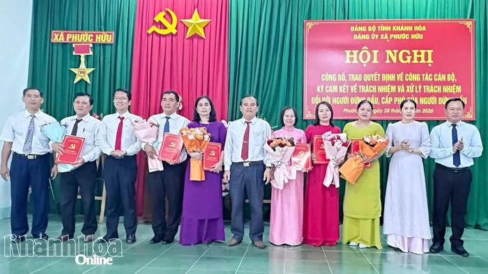Lãnh đạo xã Phước Hữu trao quyết định và tặng hoa chúc mừng hiệu trưởng, phó hiệu trưởng các trường: THCS Phước Hữu, Mẫu giáo Phước Hữu.