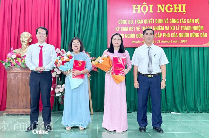 Lãnh đạo UBND xã Phước Hữu trao quyết định và tặng hoa chúc mừng bà Nguyễn Thị Hoàng Linh và bà Tô Thị Thúy Uyển.