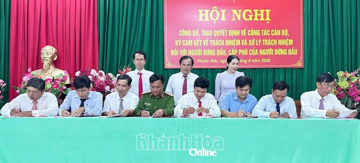 Thường trực Đảng ủy xã Phước Hữu chứng kiến người đứng đầu và cấp phó người đứng đầu các cơ quan, đơn vị ký cam kết.