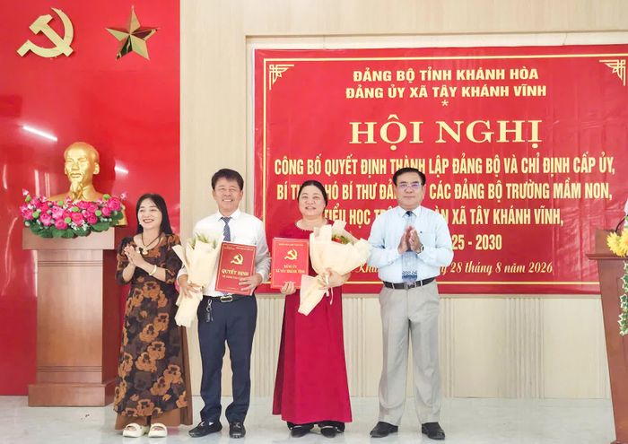 Lãnh đạo Đảng ủy xã Tây Khánh Vĩnh trao quyết định chỉ định Bí thư Đảng ủy của hai cơ sở giáo dục.