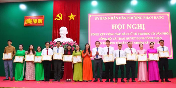 Lãnh đạo Đảng ủy phường trao giấy khen cho các tập thể.