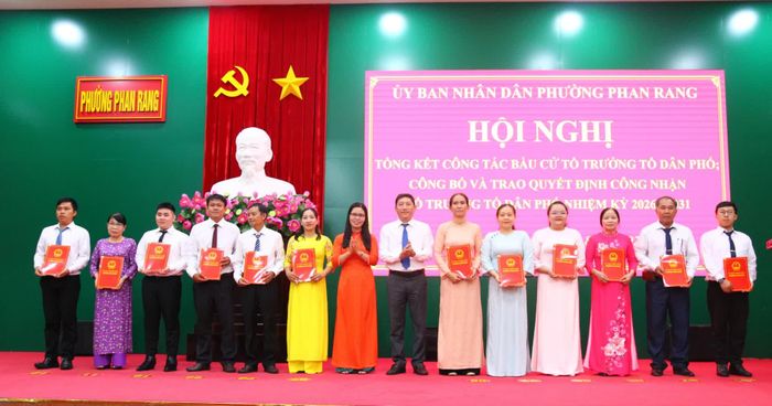 Lãnh đạo Đảng ủy phường trao quyết định công nhận tổ trưởng tổ dân phố, nhiệm kỳ 2026 - 2031.