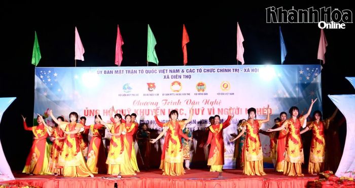 Một tiết mục được biểu diễn tại đêm nhạc.