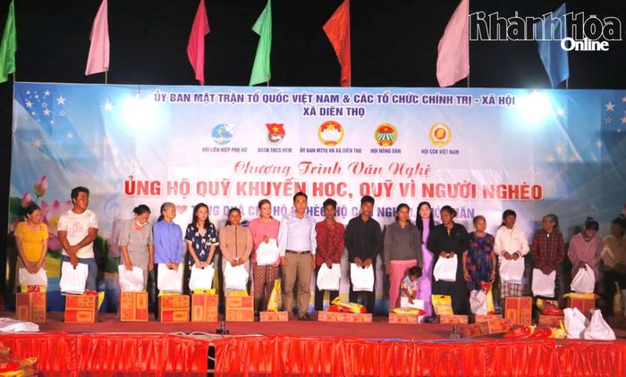Lãnh đạo địa phương trao tặng quà cho các hộ gia đình nghèo, cận nghèo, khó khăn.