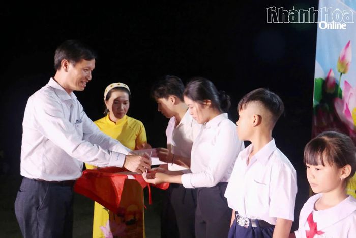 Lãnh đạo xã Diên Thọ trao học bổng cho trẻ mồ côi.