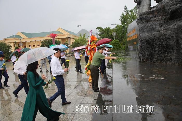 Các đại biểu dâng hoa Tượng đài Bác Hồ với đồng bào các dân tộc tỉnh Lai Châu.