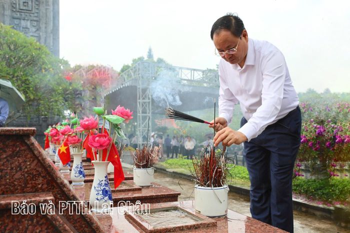Đồng chí Lê Minh Ngân - Bí thư Tỉnh ủy, Chủ tịch HĐND tỉnh thắp hương tại các phần mộ tại Nghĩa trang Liệt sĩ tỉnh.