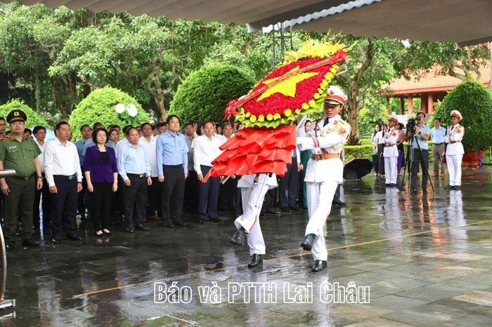 ... dâng hoa tại Đài tưởng niệm Nghĩa trang Liệt sĩ tỉnh.
