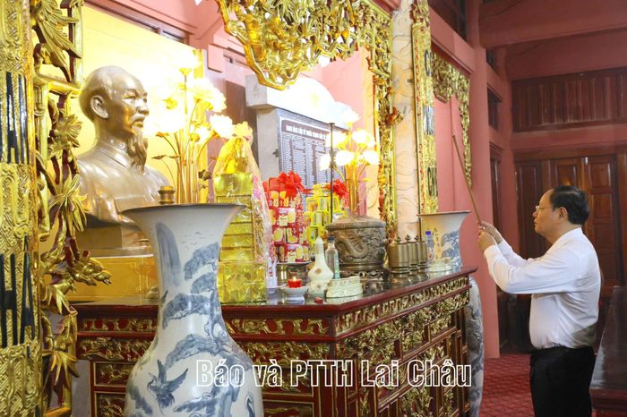 Đoàn đại biểu Tỉnh uỷ, HĐND, UBND, Uỷ ban MTTQ Việt Nam tỉnh dâng hương tại Phòng thờ Bác Hồ, Nghĩa trang Liệt sĩ tỉnh.