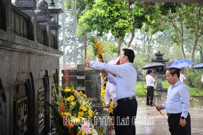 Các đại biểu dâng hương tại Đài tưởng niệm Nghĩa trang Liệt sĩ tỉnh.