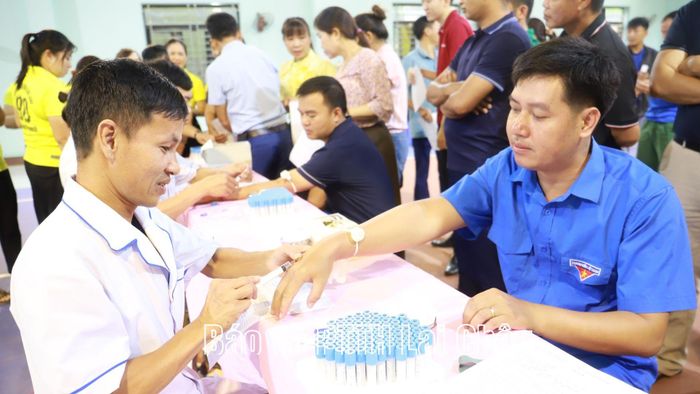 Các tình nguyện viên lấy máu xét nghiệm.