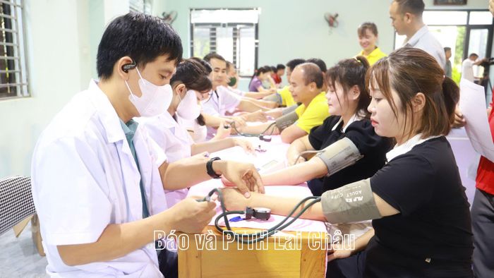 Các y, bác sĩ đo huyết áp, kiểm tra sức khỏe cho các tình nguyện viên trước khi hiến máu.