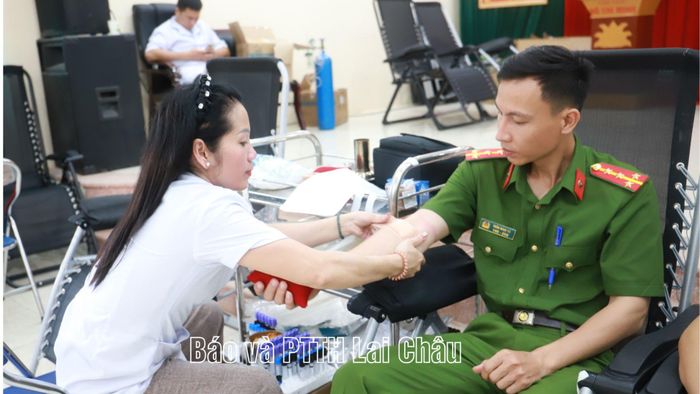 Các tình nguyện viên hiến máu.