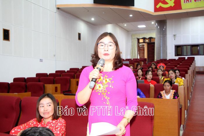Lãnh đạo Hội LHPN xã Mường Than tham gia ý kiến tại hội nghị.