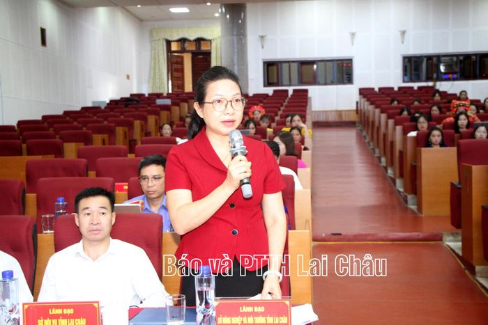 Lãnh đạo Sở Nông nghiệp và Môi trường trả lời các câu hỏi của cán bộ, hội viên, phụ nữ.