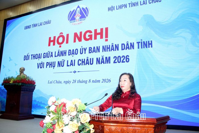 Đồng chí Ngô Thị Bích Hạnh – Phó Chủ tịch Ủy ban MTTQ Việt Nam tỉnh, Chủ tịch Hội LHPN tỉnh phát biểu khai mạc hội nghị.