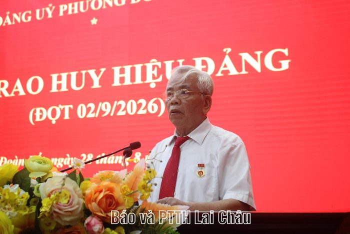 Đảng viên Chúng Văn Him (Chi bộ tổ dân phố số 8) phát biểu tại buổi lễ.