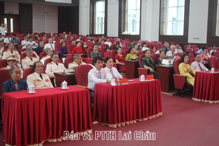 Đại biểu dự buổi lễ.