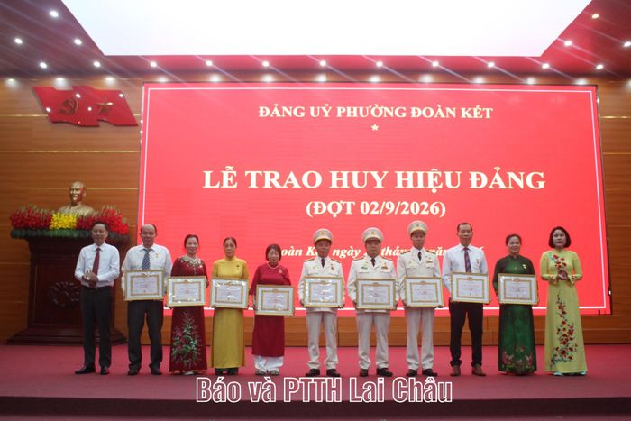 Lãnh đạo Đảng ủy phường Đoàn Kết trao Huy hiệu 35 năm tuổi Đảng cho các đảng viên.