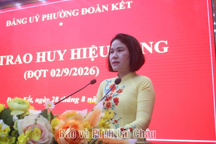 Bí thư Đảng ủy phường Đoàn Kết Đào Thị Lan Anh phát biểu tại buổi lễ.