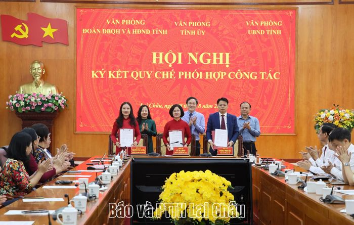Các đồng chí lãnh đạo Tỉnh uỷ, HĐND, UBND tỉnh chứng kiến ký kết Quy chế phối hợp công tác giữa 3 Văn phòng.