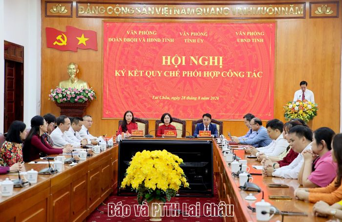 Quang cảnh hội nghị ký kết.