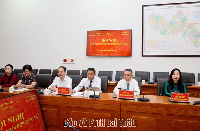 Các đại biểu dự hội nghị ký kết.