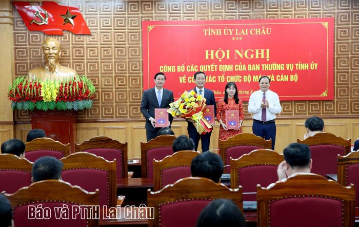 Đồng chí Lê Minh Ngân - Bí thư Tỉnh ủy, Chủ tịch HĐND tỉnh trao quyết định và tặng hoa chúc mừng Ban Tuyên giáo Tỉnh uỷ. 