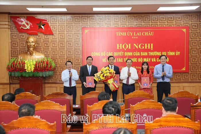 Các đồng chí Thường trực Tỉnh uỷ tặng hoa chúc mừng Ban Tuyên giáo Tỉnh uỷ. 