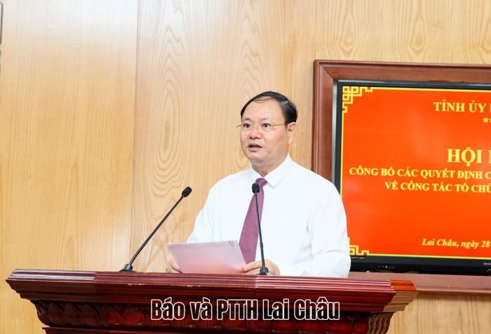 Đồng chí Lê Minh Ngân - Bí thư Tỉnh ủy, Chủ tịch HĐND tỉnh phát biểu chỉ đạo hội nghị. 