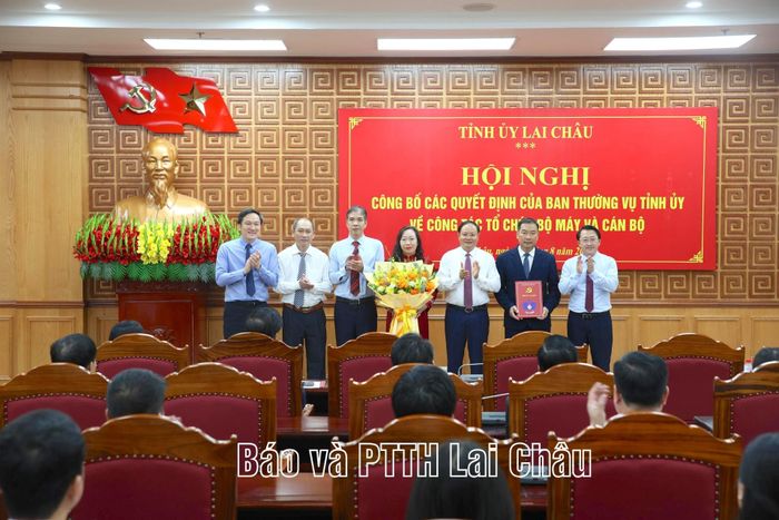 Các đồng chí Thường trực Tỉnh uỷ tặng hoa chúc mừng Đảng bộ MTTQ, các đoàn thể tỉnh. 